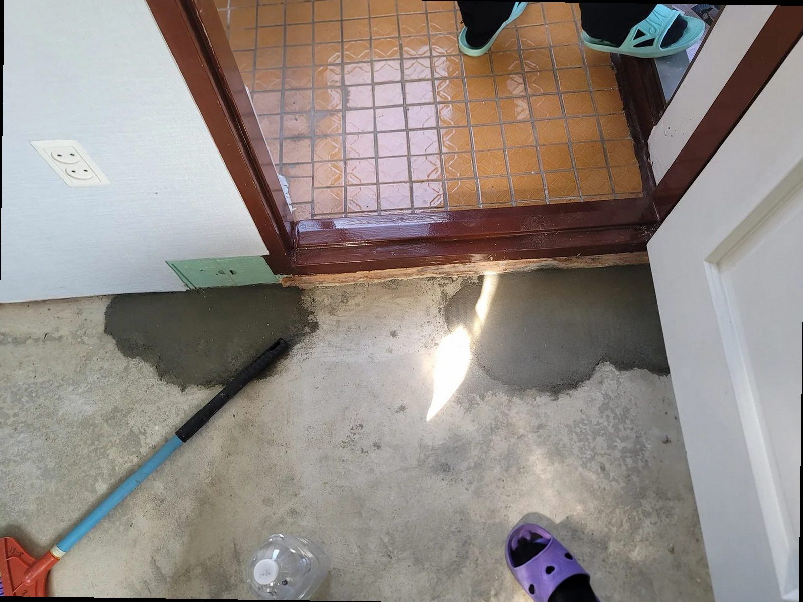 부산 북구 누수탐지 욕실 천장 얼룩과 타일 주변 물샘을 확인하는 모습