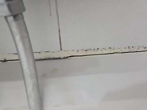 부산 북구 누수탐지 배관 구조 도면과 점검 기록지를 함께 살펴보는 모습