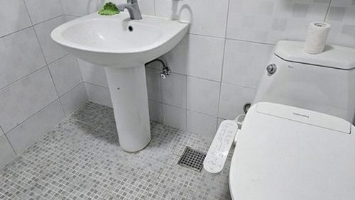 부산 북구 누수탐지 덕천동 누수탐지 아파트 화장실 변기 아래 얼룩의 원인